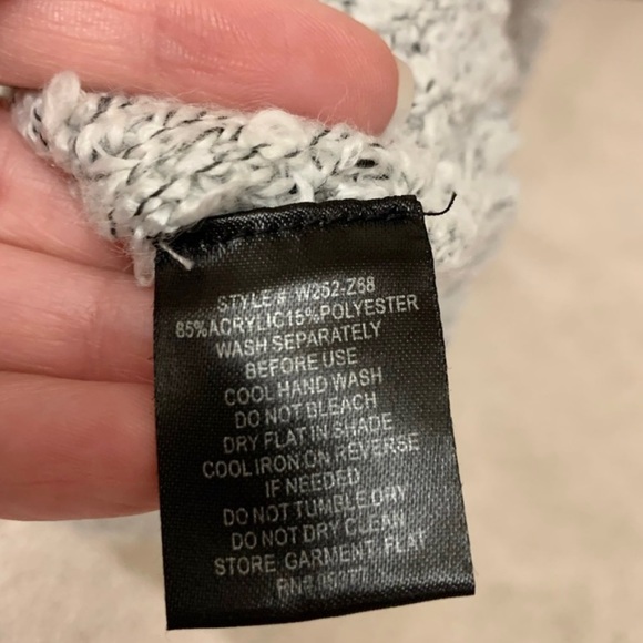 Sanctuary Boucle Knit Gray & White V-neck Sweater - Picture 6 of 7